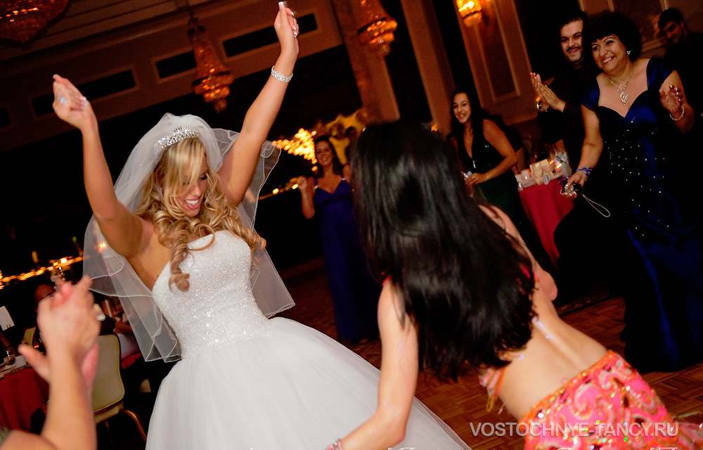 восточная танцовщица танцует с невестой